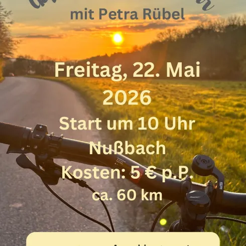 Ein Werbeflyer für eine geführte E-Bike-Tour mit Informationen zu Datum, Startpunkt und Kosten. Das Bild zeigt ein Fahrrad und eine wunderschöne Landschaft bei Sonnenuntergang.