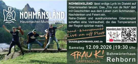 Ein Trio von Musikern tanzt fröhlich auf einer grünen Wiese mit beeindruckender Landschaft im Hintergrund. Sie spielen Gitarre und vermitteln eine einladende, gesellige Stimmung.