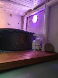 Whirlpool auf Holzpodest