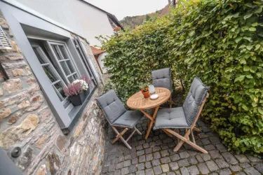Terrasse mit Sitzmöglichkeit (© Kleines Ferienhaus Weiler)