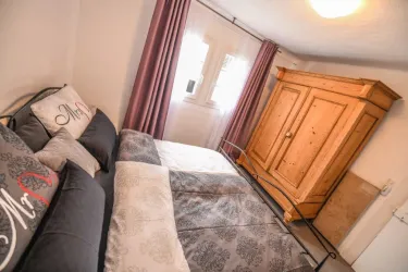 Schlafzimmer mit Doppelbett (© Kleines Ferienhaus Weiler)