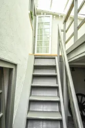 Treppe ins Obergeschoss (© Kleines Ferienhaus Weiler)