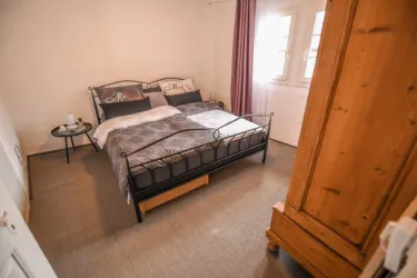Schlafzimmer (© Kleines Ferienhaus Weiler)