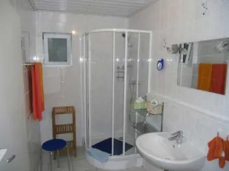 Bad mit Dusche Zimmer I