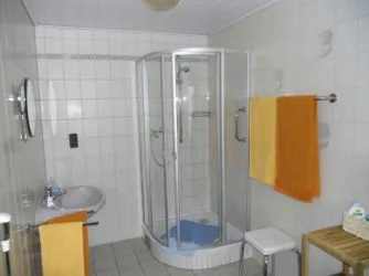 Bad mit Dusche Zimmer II
