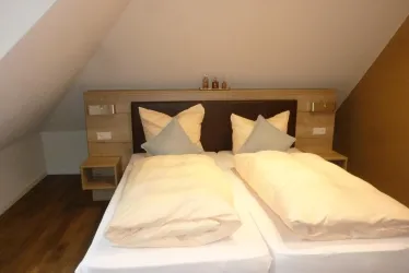 Auf der Fels - Doppelbett (© Hotel Stadtmühle)