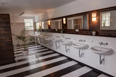 Sanitärhaus 2 -Damendusche