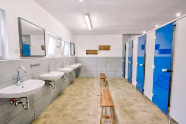Sanitärhaus 1- Herrendusche