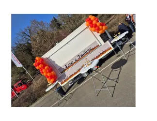 Aussenansicht mit Stehtischen