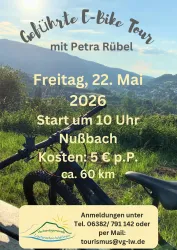 Ein Plakat für eine geführte E-Bike Tour mit Informationen zu Datum, Uhrzeit und Kosten. Die Veranstaltung findet in der Natur statt, umgeben von Hügeln und einem klaren Himmel.