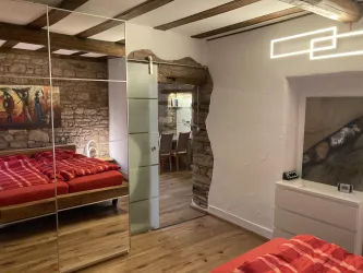Schlafzimmer, Schiebetüre zum Wohnzimmer