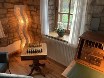 Wohnzimmer mit Schachtisch