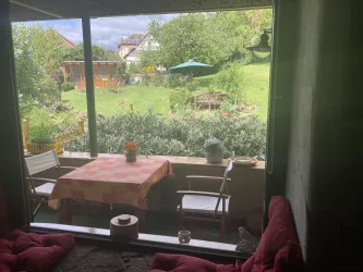 Blick aus der Küche zur Veranda und Garten