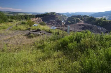 Infotafeln und Blick auf den Steinbruch
