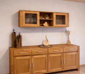 Ein modernes Holzsideboard mit Glastüren und dekorativen Elementen. Darauf befindet sich eine stilvolle Skulptur und einige Vasen.