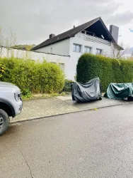 Eingangsbereich und Parkplatz