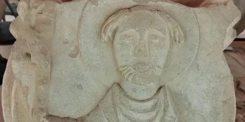 Schlussstein im Museum Disibodenberg