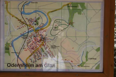 Eine Karte von Odernheim am Glan mit Straßen und markierten Orten. Es zeigt die Umgebung und Hauptwege der Stadt.