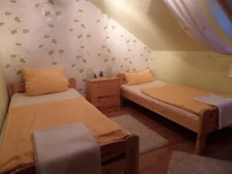 Schlafzimmer mit zwei Einzelbetten