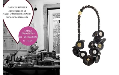 Eine künstlerische Werkstatt mit Werkzeugen und Materialien ist zu sehen. Im Vordergrund befindet sich eine auffällige Halskette aus verschiedenen Elementen.