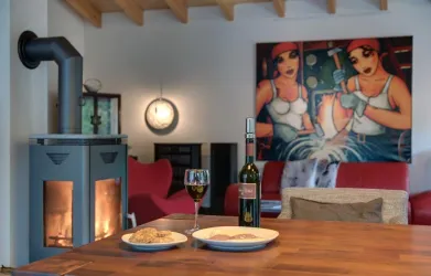 Detailaufnahme Stimmungsbild Tisch + Kaminofen