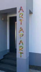 Schriftzug Art Apart am Haus