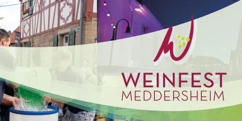 Ein Weinfest in Meddersheim mit fröhlichen Leuten und festlicher Beleuchtung. Im Vordergrund wird Wein präsentiert und serviert.