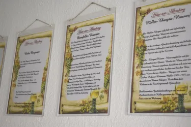 KLEINE WEINKUNDE IM FLUR (© SAULI)