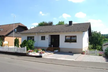 HAUS VORN MIT EINSTELLPLÄTZEN (© sauli)