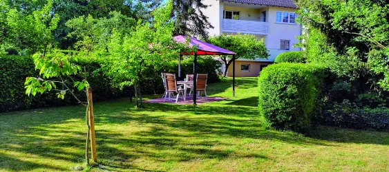 Sitzgruppe im Garten (© Eberhard und Renate Weingarth)