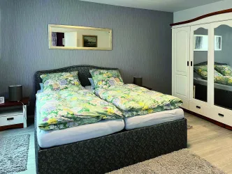 Schlafzimmer (© Eberhard und Renate Weingarth)