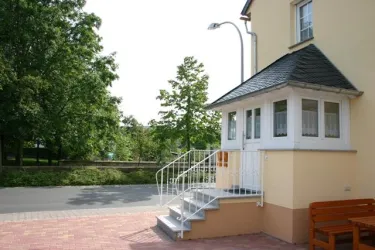 Eingang außen (© Eberhard und Renate Weingarth)