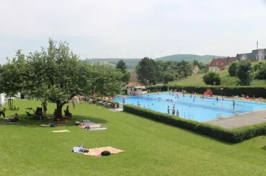Freibad Bosenbach, Ansicht 2 (© Tourismusbüro Pfälzer Bergland)