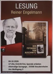 Ein Poster für eine Lesung von Reiner Engelmann. Es zeigt sein Buch "Der Fotograf von Auschwitz" und relevante Veranstaltungsdetails.