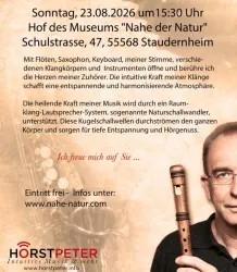 Ein Plakat für ein musikalisches Event im Hof des Museums "Nahe der Natur". Es zeigt Informationen über den Auftritt von Horst Peter mit verschiedenen Musikinstrumenten und Klangkörpern.