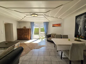 Wohnzimmer mit Blick auf die Terrasse