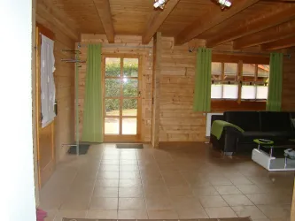 Wohnzimmer Blick auf die Terrassentür Fewo I