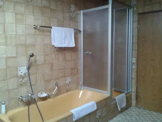 Bad mit Dusche und Badewanne (© Manfred Baumberger)