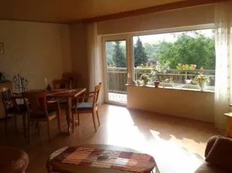 Wohnzimmer mit Balkon (© Manfred Baumberger)