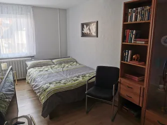 Schlafzimmer mit TV und Bibliothek 1. OG