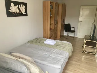 Schlafzimmer mit TV und Bibliothek 1. OG