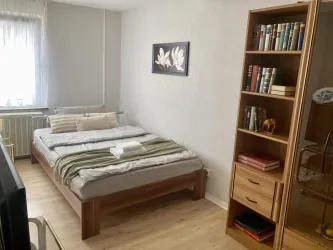 Schlafzimmer mit TV und Bibliothek 1. OG
