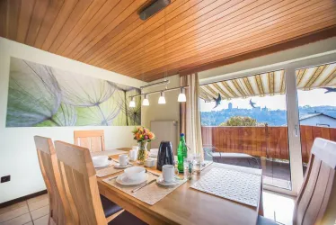 Wohnzimmer Pusteblume mit Terrasse und Pergola