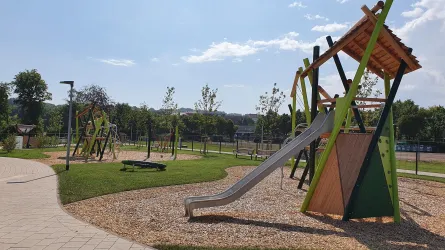 kleiner Kletterturm mit Rutsche
