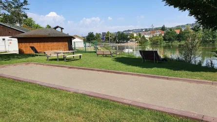 Boulebahn und Ruhebänke