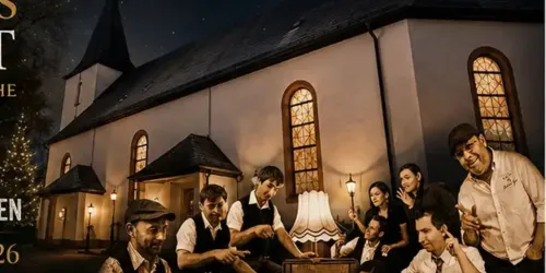 Die Bandmitglieder von "Die Üblichen Verdächtigen" sitzen vor einer Kirche in der Nacht, umgeben von warmem Licht. Sie wirken entspannt und freundlich.