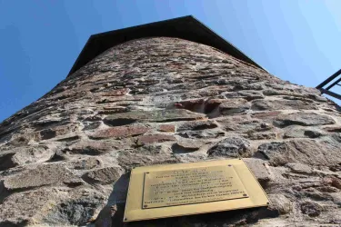 Dicker Turm mit Tafel