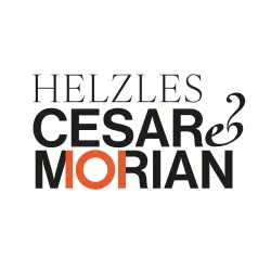 Ein modernes Logo mit den Namen "HELZLES", "CÉSAR" und "MORIAN". Die Schrift ist in verschiedenen Stilen und Farben gestaltet.