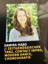 Ein Porträt von Samira Haag, die lächelnd vor grüner Vegetation steht. Der Text beschreibt ihre Tätigkeiten im Bereich zeitgenössischer Tanz und Choreografie.