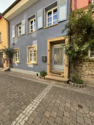 Hauseingang mit Kletterrosen